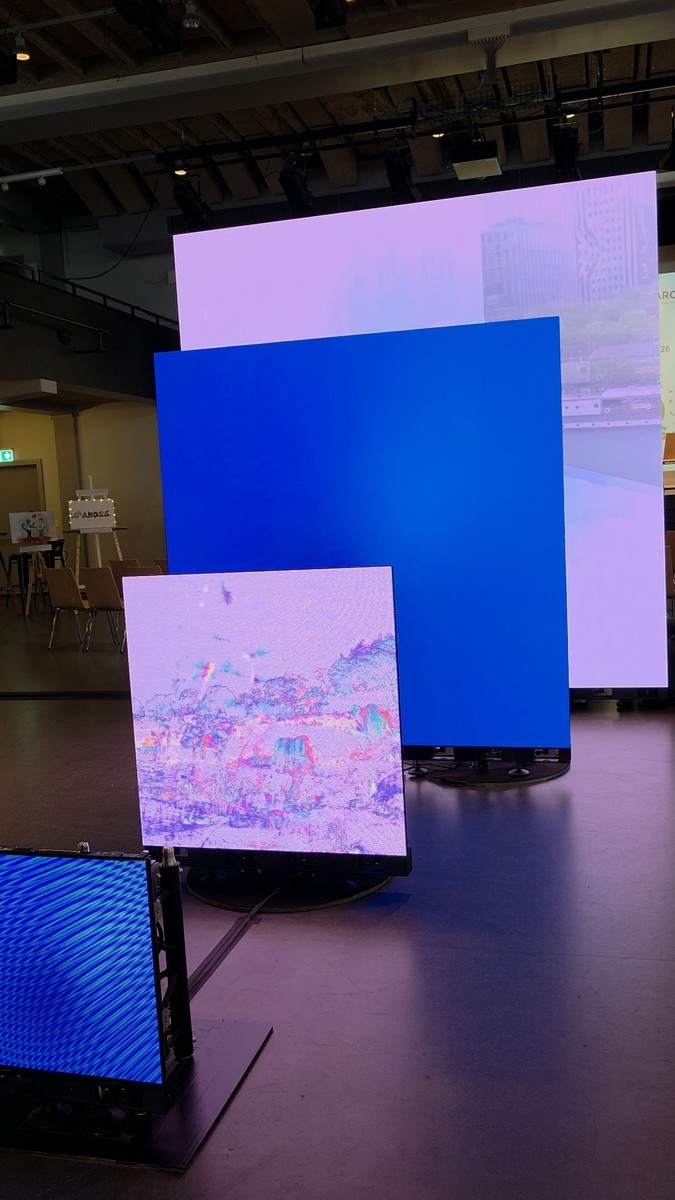 L'oeuvre d'art que forment ces quatres panneaux led porte le nom de « Mind over Matter » . 
