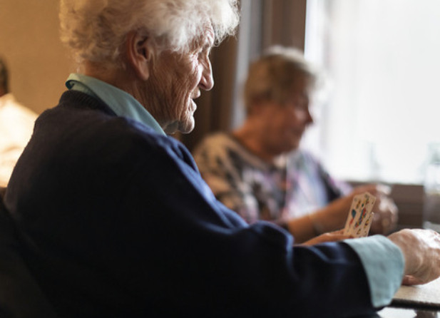 La plupart des personnes âgées entre 65 et 79 ans qualifient leur état de santé de bon ou très bon. Les difficultés augmentent ensuite à partir de 85 ans. (Photo : KEYSTONE/GAETAN BALLY).