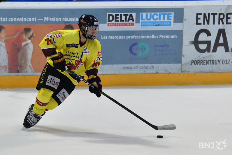 Après avoir patiné mercredi soir avec le HC Franches-Montagnes face au HC Delémont-Vallée, Nathan Guichard va porter le maillot du HC Ajoie vendredi soir (photo : Georges Henz).