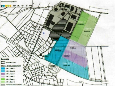 L'extension de la ZAM est prévue en trois phases : la première figure en bleu, la deuxième en violet et la troisième en vert (illustration : commune de Haute-Sorne).