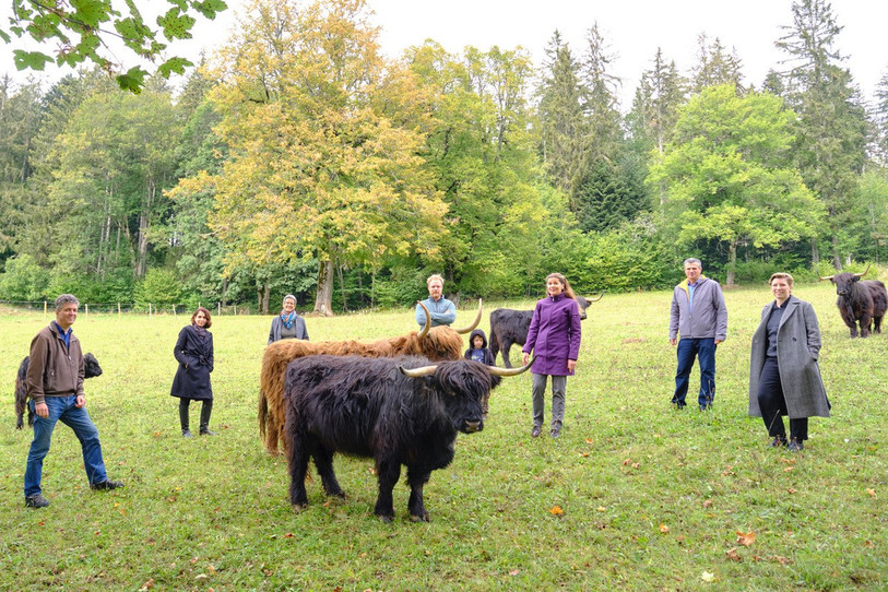 De gauche à droite: Jan Boni (chef du Service des forêts), Nadia Ieronimo (cheffe du Service des domaines et déléguée aux affaires foncières), Patricia Burger (Présidente de la Commission spéciale Domaines agricoles et viticoles bio), Maël Schertenleib (agriculteur certifié bio), Christine Gaillard (Conseillère communale, directrice de l’Environnement), Vincent Desprez (chef du Service des parcs et promenades), Laure Rotzetter (chargée de projets de la Direction de l’urbanisme, de la mobilité et de l’environnement). Crédit photo : Bernard Python