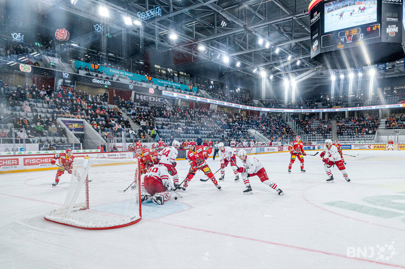 Déjà clairsemées (comme ici lors du duel entre le HC Bienne et Lausanne), les tribunes de la Tissot Arena seront encore moins garnies ces prochains temps (photo : archives Jonathan Vallat).