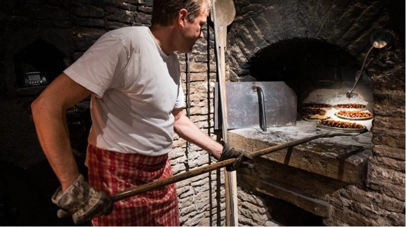 Des boulangers ont cuit pains et pâtisseries dans un four au feu de bois encore en activité, au cœur du Musée paysan de La Chaux-de-Fonds. (Photo: Musée paysan).