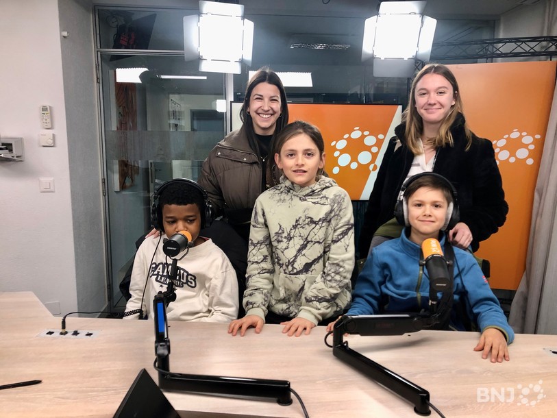 Aliou, Julian et Velimir, en compagnie de leurs profs Luana Maciel Dos Santos et Julie Dominé.