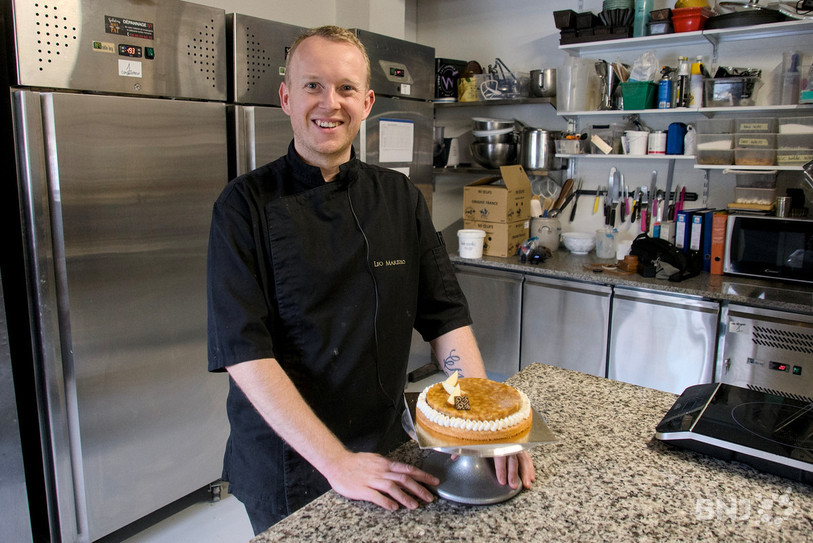 Léo Marzolo présente sa tarte Tatin dans son laboratoire de pâtisserie.
