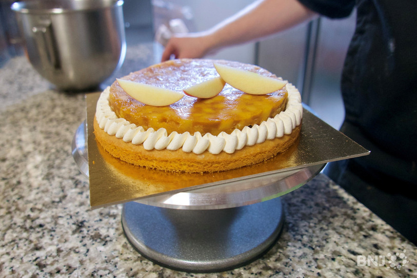 La tarte Tatin de Léo Marzolo avec un ruban de crème chantilly et mascarpone.