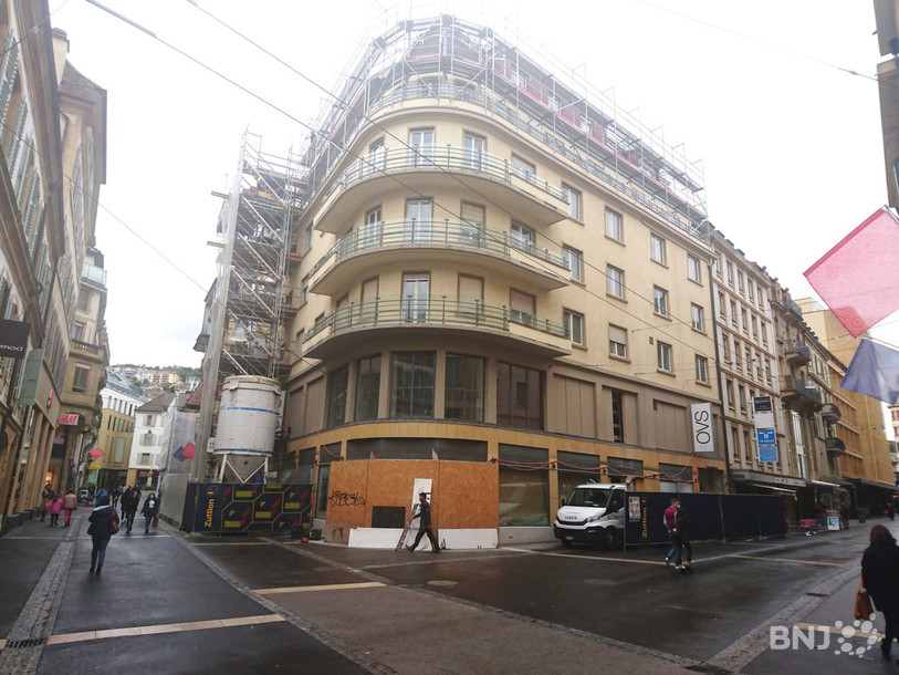 Des échafaudages garnissent toujours le bâtiment qui doit accueillir Aldi en ville de Neuchâtel.