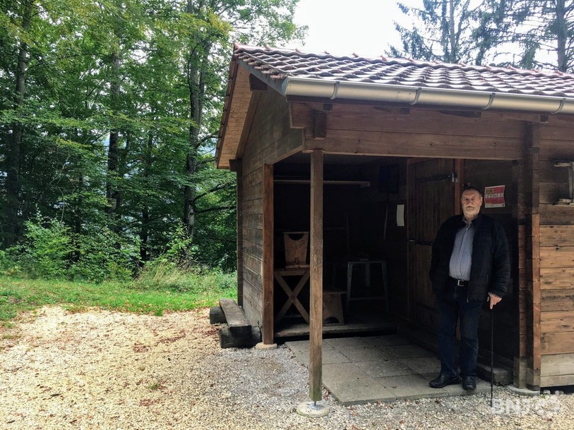 Michel Leuenberger dans la cabane forestière au lieu-dit « Le Vivier » sur les hauts de la commune.