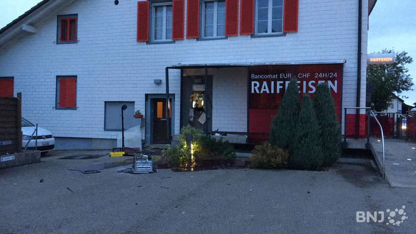 Les dégâts sont très importants à la succursale de Bure. Le distributeur à billets a explosé !