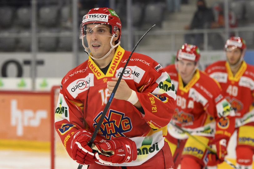 Malgré son but, Fabio Hofer n'a pas pu éviter la défaite du HCB. (photo : KEYSTONE/Anthony Anex).