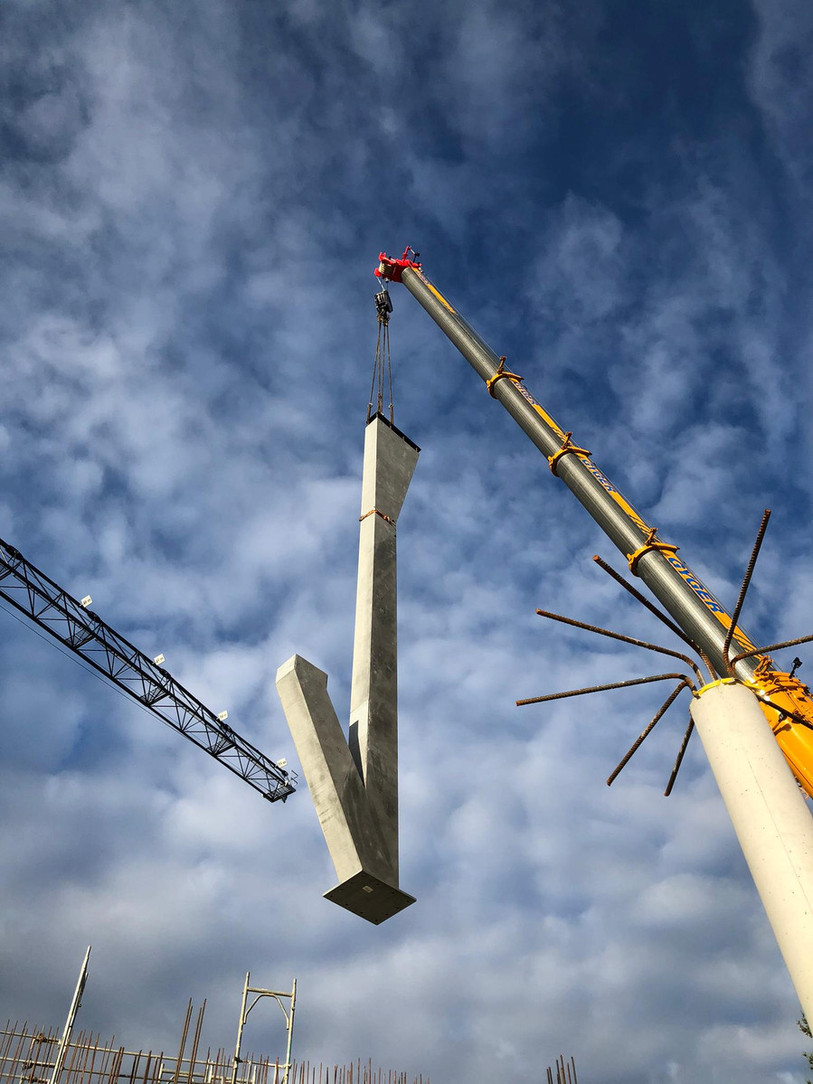 La pose du pilier sur le chantier. (Photo : Théâtre du Jura).