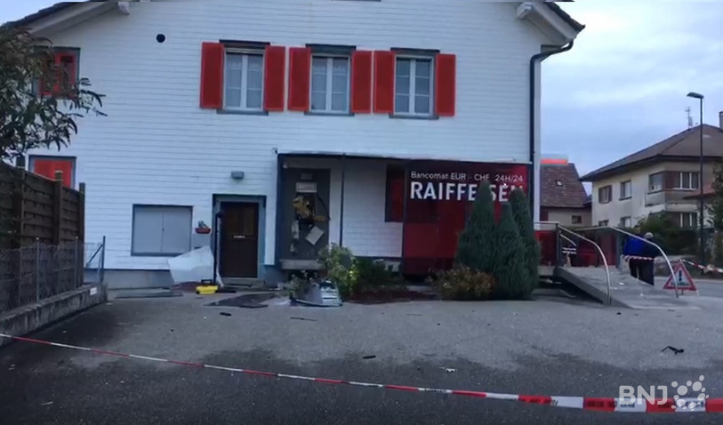 L'explosion du bancomat, au centre, a aussi fortement endommagé l'appartement situé au dessus.