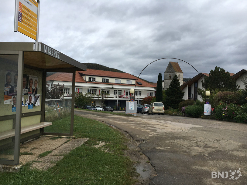 Les places de parc devraient prendre place derrière l'abribus.