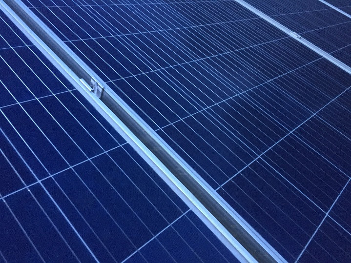 Les panneaux photovoltaïques qui fleurissent sur les toits : une image encouragée.