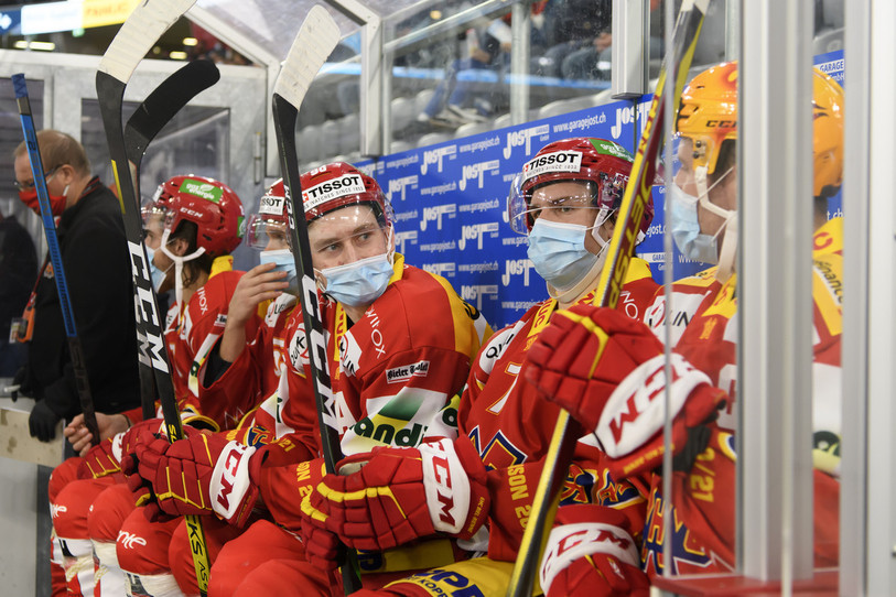 Le HC Bienne, comme les autres équipes de National League, devront jongler entre cannes et masques durant les prochaines semaines (photo : KEYSTONE/Anthony Anex).