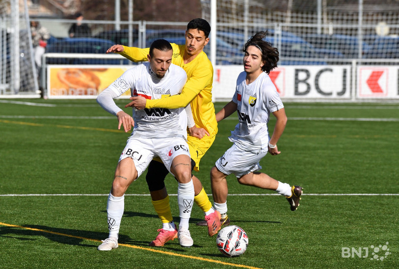 Même en amical, le derby a été rudement disputé entre Delémont et Bassecourt ce samedi. (Photo : Georges Henz)