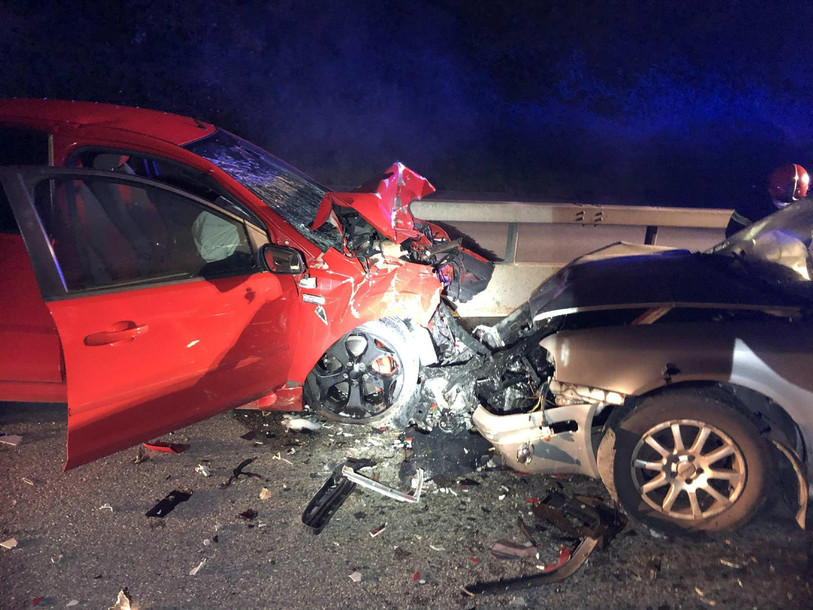 Un accident à Chiètres jeudi soir a fait deux blessés graves (photo : police cantonale fribourgeoise).