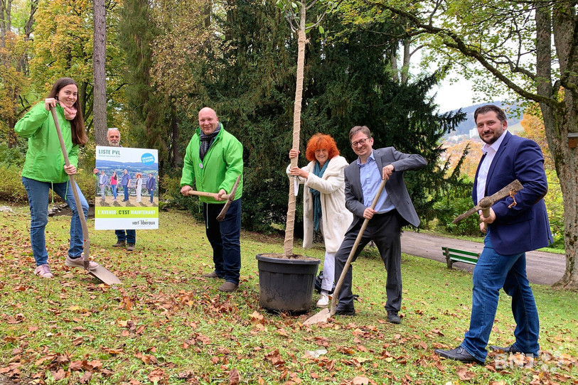 Le président et les candidats au Conseil communal du Parti vert'libéral des Montagnes neuchâteloises posent devant le merisier offert à la Ville de La Chaux-de-Fonds.