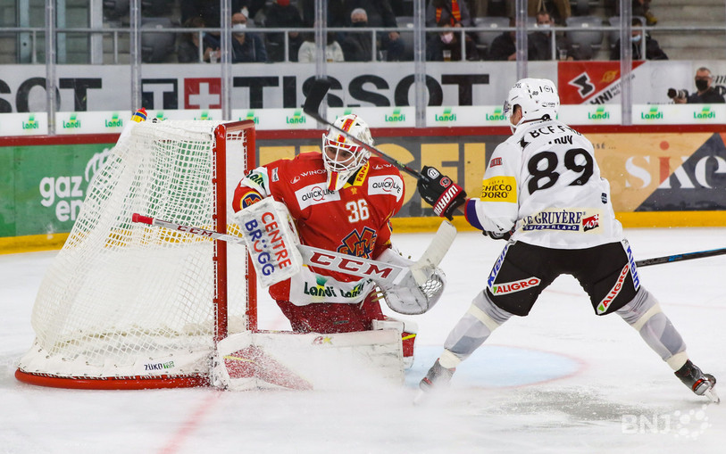 Andrei Bykov a profité d'un laxisme inexplicable du HC Bienne pour inscrire le 4-2, quelques secondes seulement après la réduction du score des Seelandais (photo : Mauricette Schnider).