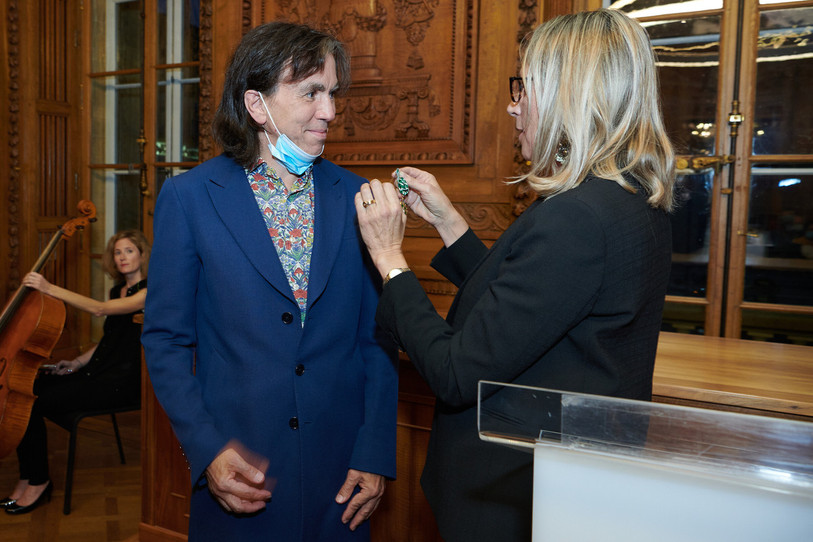 La médaille a été remise à Robert Bouvier vendredi soir à l'Hôtel de Ville de Neuchâtel. (Photo : David Marchon)