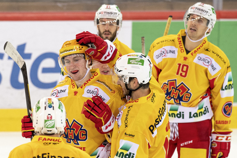 Auteur d'un doublé et d'une passe décisive, Janis Moser a gagné le droit de conserver son casque jaune. Le voilà même top scoreur de National League ! (Photo : KEYSTONE /Marcel Bieri)