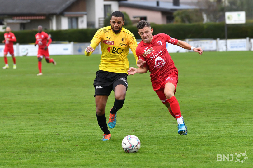 Le FC Bassecourt de Thomas Domingos (en jaune) a été débordé par le FC Bienne de Dragan Stjepanovic samedi soir (photo : Georges Henz).