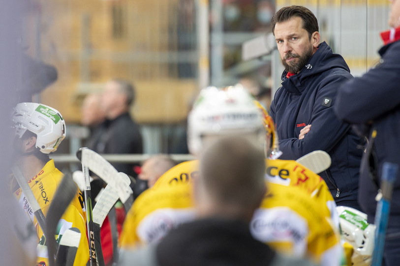 L'entraîneur du HC Bienne Lars Leuenberger (photo : KEYSTONE /Marcel Bieri).