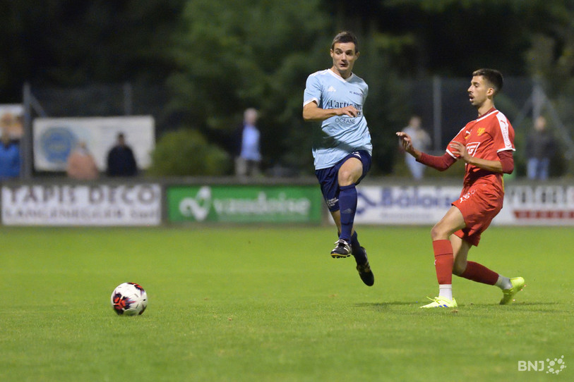 Le FC Moutier (en bleu) est passé de peu devant le FC Tavannes/Tramelan ce dimanche (photo : archives/Georges Henz).