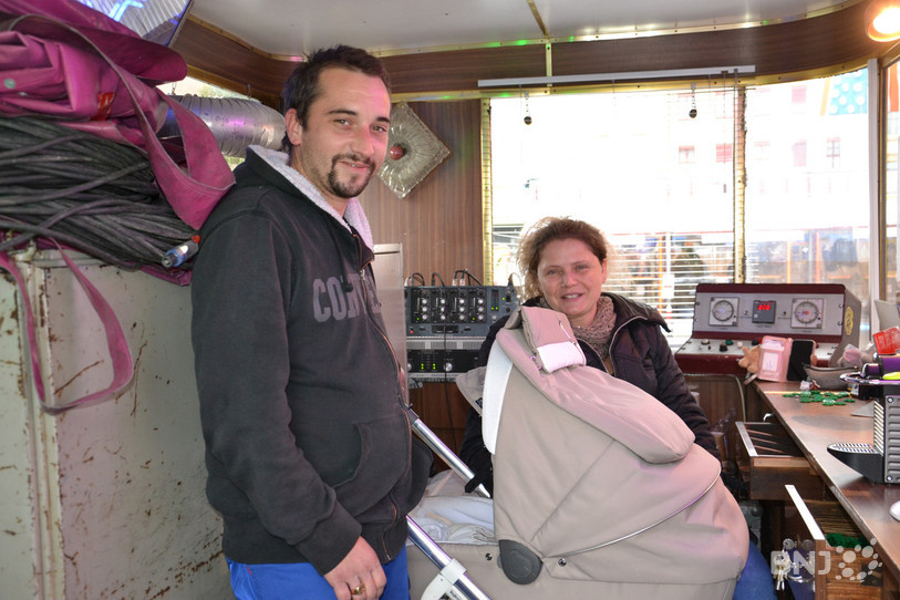 Stéphanie Tissot, son époux Adrien Mathyer et leur bébé dans la cabine de leur carrousel. 
