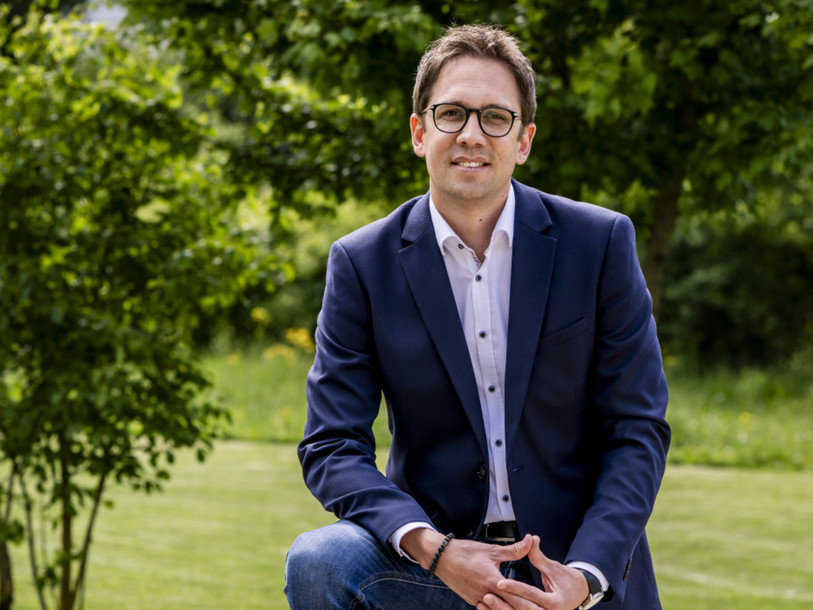 Raphaël Ciocchi remplace Stéphane Theurillat à la présidence de l'association arcjurassien.ch (Photo : KEYSTONE/JEAN-CHRISTOPHE BOTT)