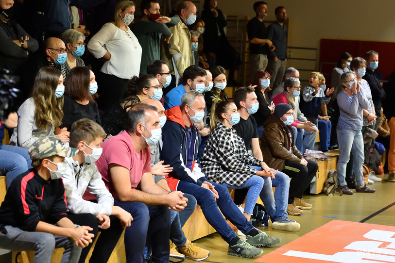Masque obligatoire pour les 400 spectateurs du Chaudron, répartis en trois bulles. L'ambiance a toute de même porté les joueurs dans les moments importants (photo : Georges Henz).