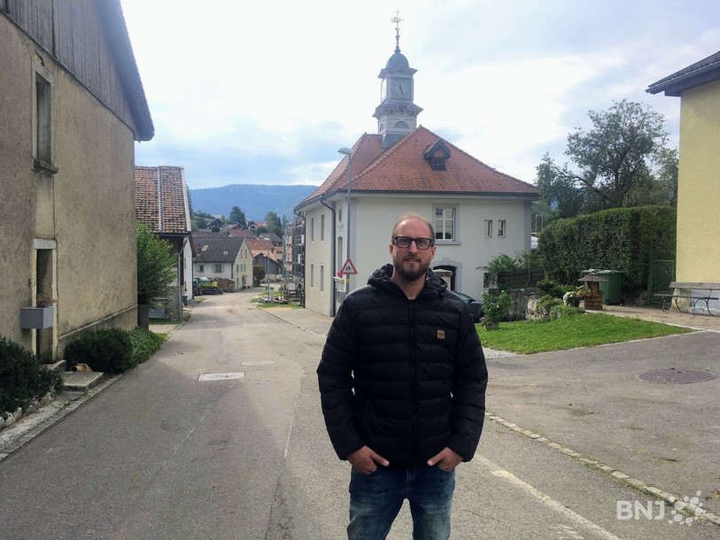 Joël Schnegg qui nous guide à travers Champoz.