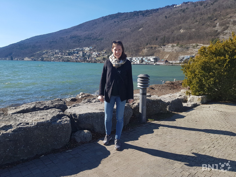 Sabrina Jaquet en balade au bord du lac à Bienne.