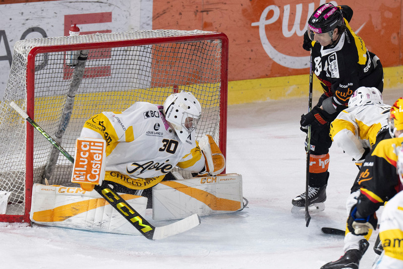 Le HC Ajoie a encaissé cinq buts dimanche en terre bernoise pour le retour au jeu de son portier français Antoine Keller. (Photo : Keystone/Peter Schneider)