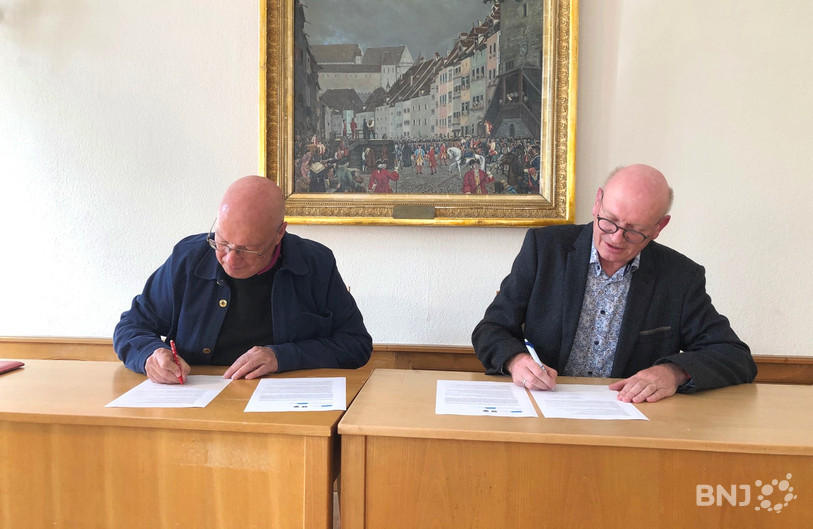 Les maires de Fontenais Yves Petignat (à gauche) et de Porrentruy Gabriel Voirol signent la déclaration d'intention qui lance le processus de rapprochement entre les deux communes ajoulotes.
