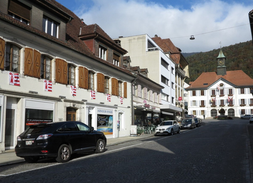 Trois cents drapeaux jurassiens ont été dévoilés aux fenêtres et balcons à Moutier pour réagir à la décision des autorités de retirer le drapeau jurassien de la façade de l'Hôtel de Ville.