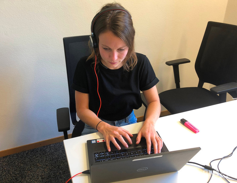 Noémie Guggisberg, étudiante en 5e année de médecine, travaille au centre de traçage.