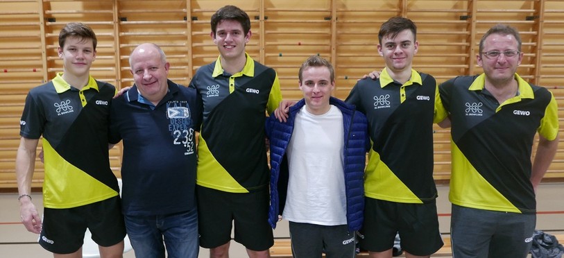De gauche à droite : Barish Moullet, le feu directeur sportif Dominique Benoît, décédé cet été, Gaël Vendé, Julien Märki, Guillaume Alcayde et l’entraîneur Christian Mignot. (Photo CTT La Chaux-de-Fonds)