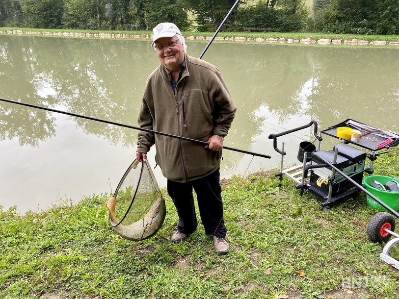 Georges Lachat a attrapé une carpe dont il estime le poids entre 8 et 10 kg. 