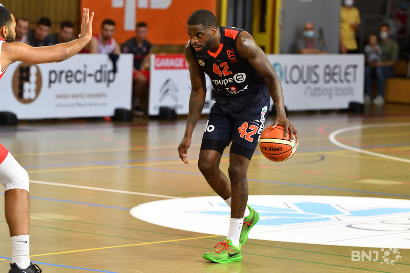 Vernon Taylor a sorti le grand jeu en fin de match en inscrivant sept points dans la dernière minute de la partie pour sortir son équipe du piège nyonnais. (photo : archives).