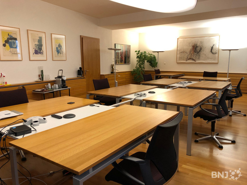 La salle du Gouvernement jurassien verra au minimum deux nouvelles personnes s'asseoir sur les fauteuils en janvier 2026 (photo : archives).