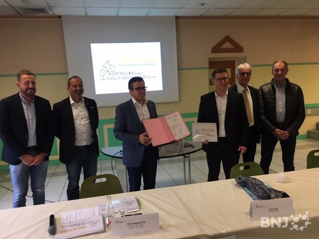 De gauche à droite : Christophe Moreau (ex-coureur cycliste), Richard Chassot (organisateur du Tour de Romandie), Théo Huguenin-Elie (conseiller communal de La Chaux-de-Fonds), Cédric Bôle (maire de Morteau), Alexandre Houlmann (comité d’organisation de La Chaux-de-Fonds) et Jean-Louis Perrin (comité d’organisation de Morteau).