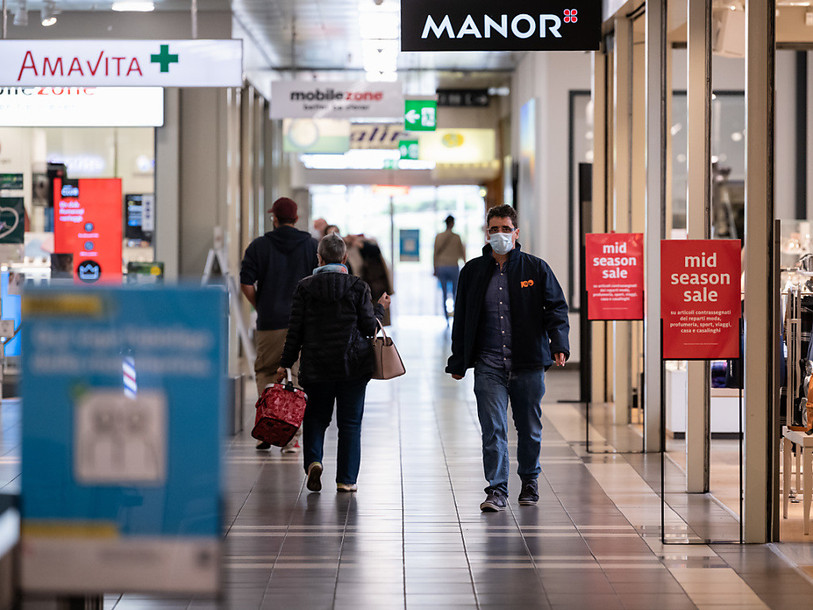 Le masque sera imposé dès lundi dans tous les espaces publics fermés de Suisse (photo : KEYSTONE/Ti-Press/Elia Bianchi).