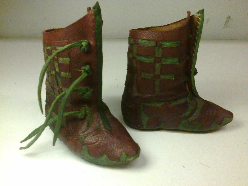 La reconstitution de la bottine réalisée par Marquita et Serge Volken (photo : Musée de la chaussure).