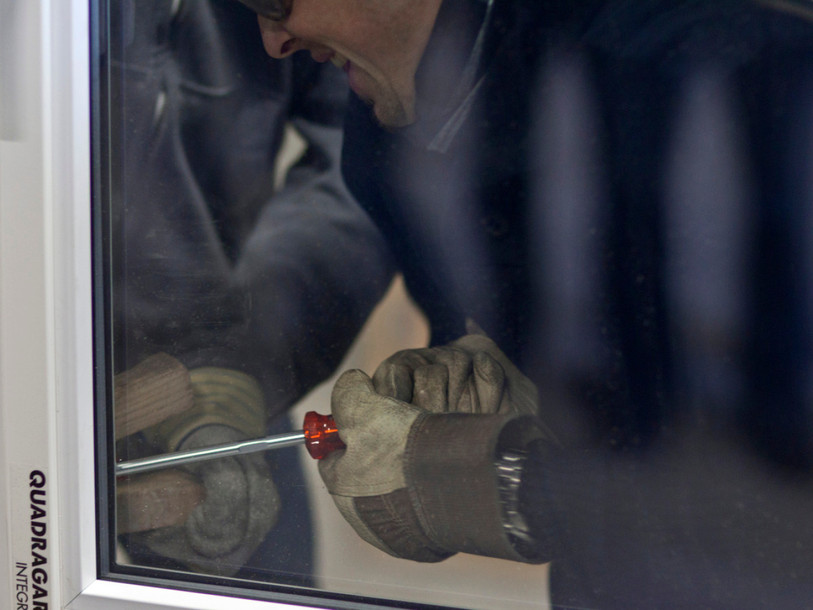 La police cantonale jurassienne rappelle que la vigilance de chacun est essentielle pour lutter contre les cambriolages. (Photo d’illustration : KEYSTONE/MARTIN RUETSCHI)