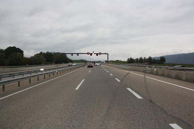 Deux voitures sont entrées en collision samedi après-midi sur l'A16 (photo : police cantonale jurassienne).