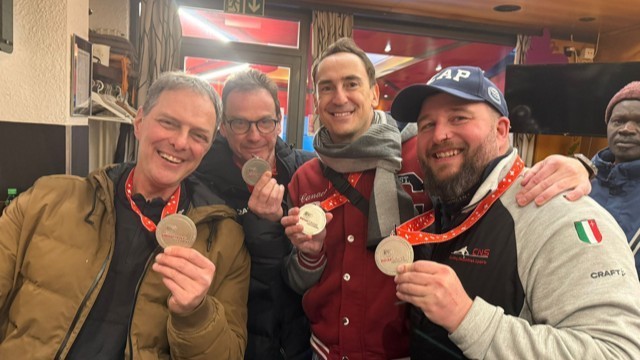 Les Neuchâtelois, de gauche à droite, Martin Barrette, Tony Antal, Fabrice Apothéloz et Ludovic Dubois, ont célébré ensemble leur médaille d’argent. (Photo : Neuchâtel-Sports)