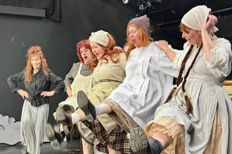La pièce Danser à la Lughnasa évoque l'histoire des cinq soeurs Mundy dans la campagne irlandaise en 1936. (Photo : Théâtre Sans Gage.)