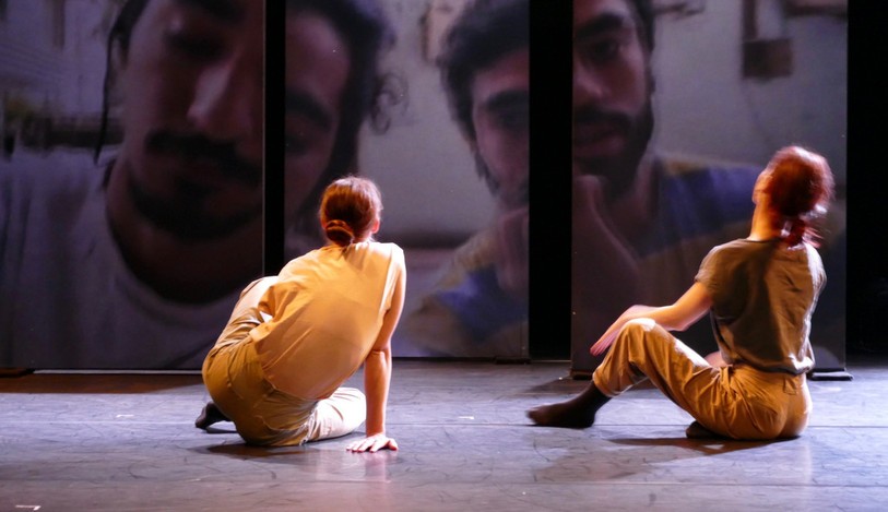 Les interprètes du spectacle « Ehsas Wahed » : Osama Adel et Mostafa Ahmed (sur l'écran), Laura Dicembrino et Héloïse Marcacci (sur scène). Crédit photo : Mehdi Berdai.