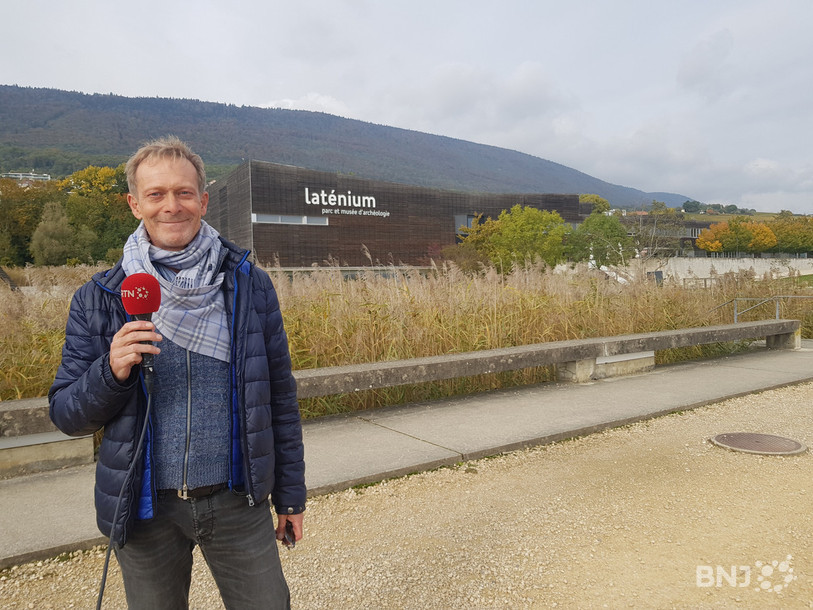 Marc-Antoine Kaeser dans le parc du Laténium.